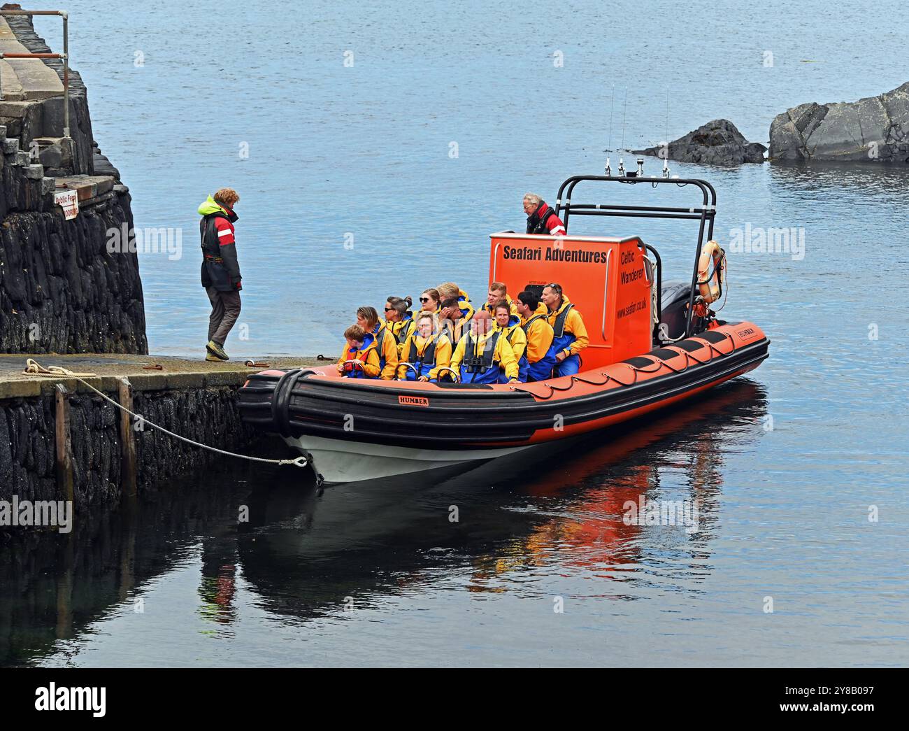 Seafari Adventures RIB „Celtic Wanderer“ mit Passagieren, Docking am Hafen von Easdale. Argyll and Bute, Schottland, Vereinigtes Königreich, Europa. Stockfoto