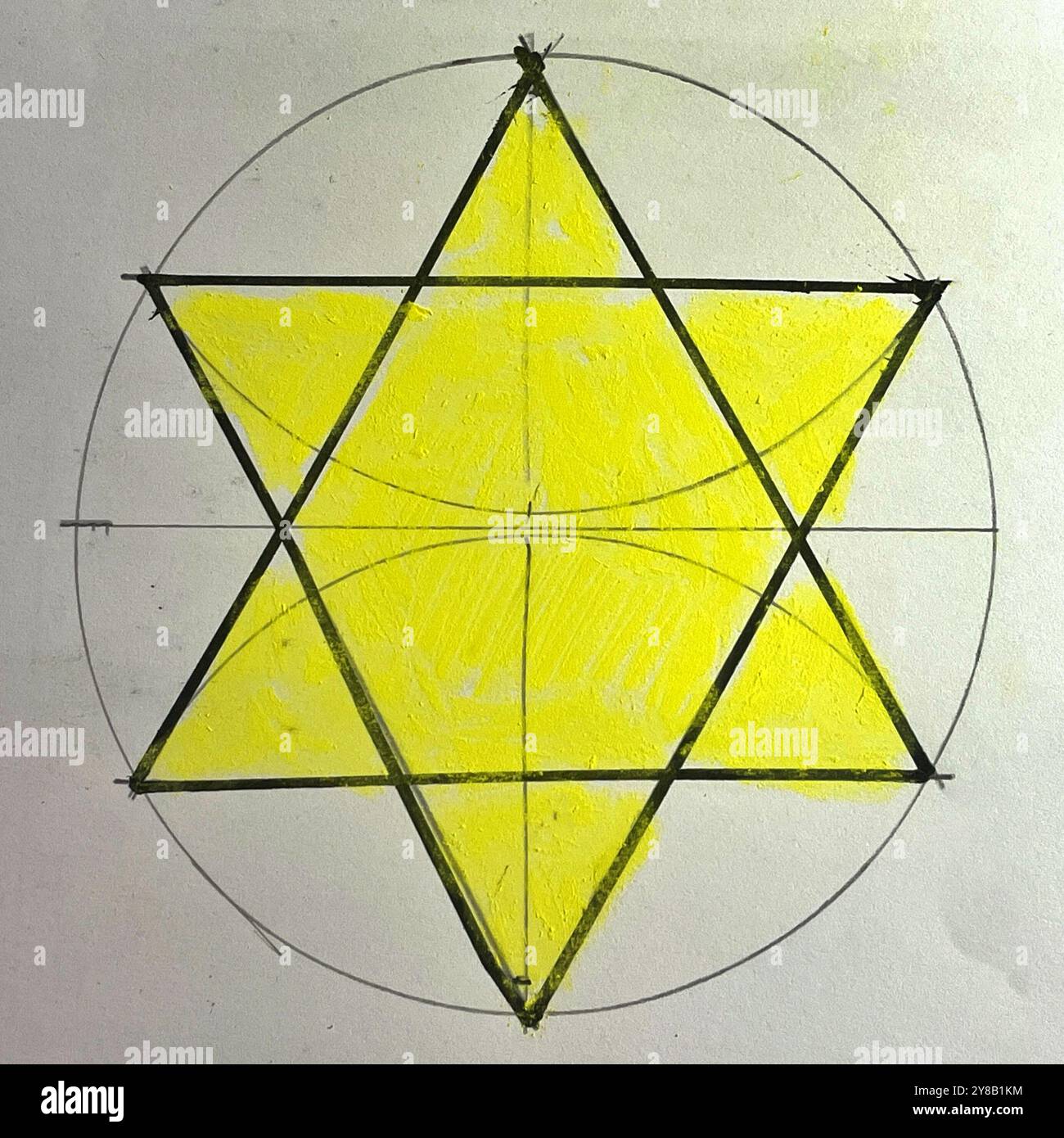 Fotografie einer Zeichnung eines gelben Davidsterns Symbol des Zionismus. David-Stern, jüdischer Stern, gelber Stern, Antisemitismus-Symbol, Jude, Anti-Semite Stockfoto