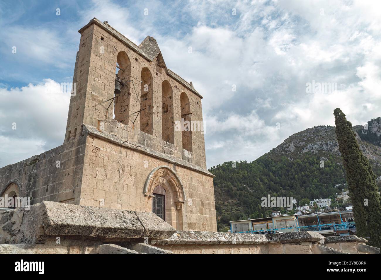 Das Kloster Bellapais zeigt seinen großen Glockenturm mit drei Glocken. Kyrenia District, Zypern Stockfoto