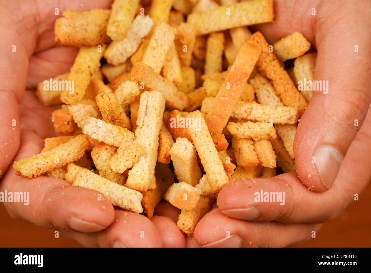 Snack. Cholesterin. Schnelle Kohlenhydrate. Salziger Snack für Bier. Ungesunde Nahrung. Croutons. Ungesunde Nahrung für Figur, Herz, Haut, Zähne. Junk Food. Schnell Stockfoto