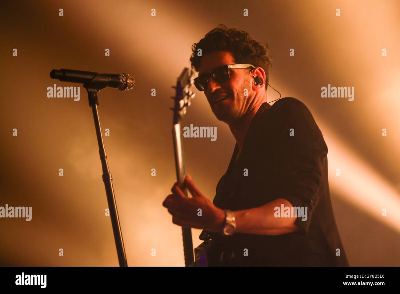 Philadelphia, USA. Oktober 2024. David Macklovitch von Chromeo tritt am 1. Oktober 2024 in der Franklin Music Hall in Philadelphia auf. Chromeo und The Midnight sind Co-Headliner der North American CHROME NIGHTS Tour. (Foto: Nick Piacente/SIPA USA) Credit: SIPA USA/Alamy Live News Stockfoto