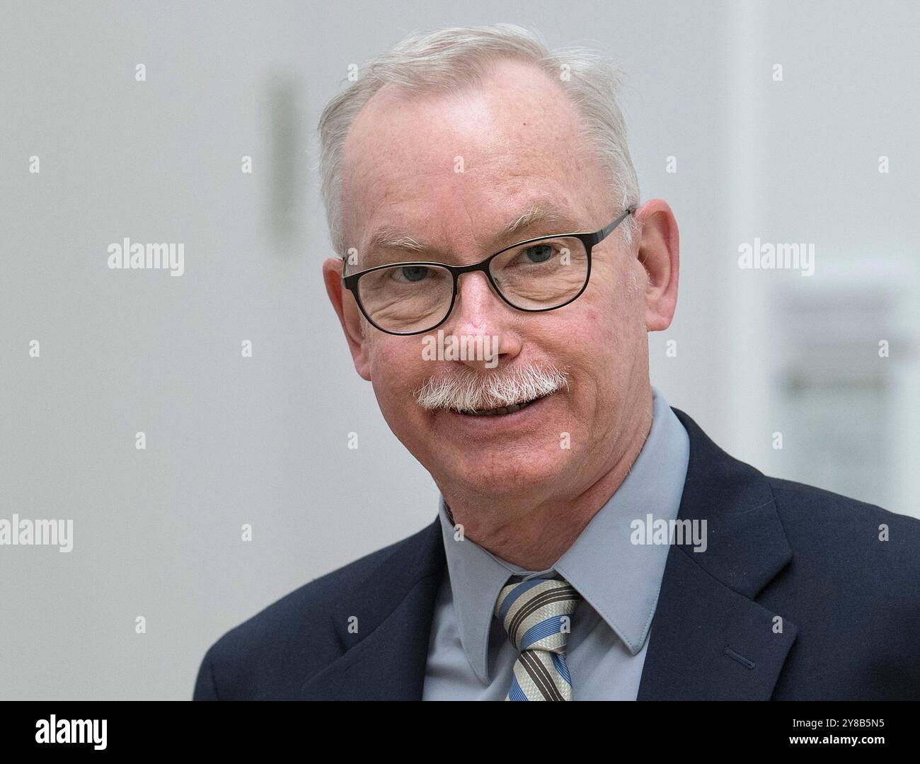 EINGEREICHT - 14. März 2019, Hessen, Frankfurt/Main: Die Preisträger des Paul ehrlich- und Ludwig Darmstätterpreises, Franz-Ulrich Hartl (r) und Arthur L. Horwich, sprechen vor Beginn der Pressekonferenz an der Universität. Der Preis wird in der Paulskirche verliehen und ist mit 120.000 Euro dotiert. Foto: Boris Roessler/dpa Stockfoto