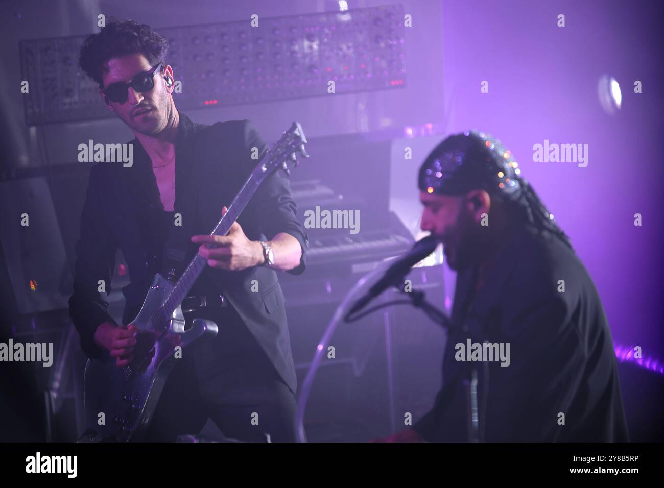 Philadelphia, USA. Oktober 2024. David Macklovitch und Patrick Gemayel von Chromeo treten am 1. Oktober 2024 in der Franklin Music Hall in Philadelphia auf. Chromeo und The Midnight sind Co-Headliner der North American CHROME NIGHTS Tour. (Foto: Nick Piacente/SIPA USA) Credit: SIPA USA/Alamy Live News Stockfoto