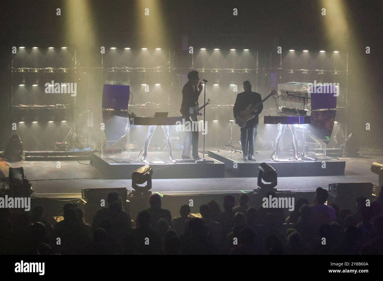 David Macklovitch (L) und Patrick Gemayel (R) von Chromeo treten am 1. Oktober 2024 in der Franklin Music Hall in Philadelphia auf. Chromeo und The Midnight sind Co-Headliner der North American CHROME NIGHTS Tour. (Foto: Nick Piacente/SIPA USA) Stockfoto