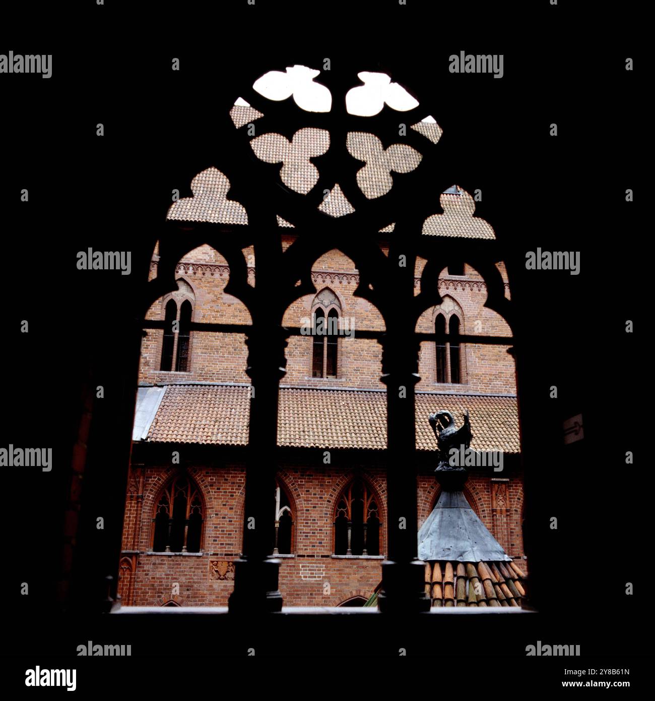 Blick vom Kreuzgang auf St. Laurentius in der Marienburg Zamek Malbork des deutschen Mittelalterordens zwischen 1309 und 1454 in Malbork an der Nogat in der Woiwodschaft Pommern im Norden Polens, Polen um 1988., Polen um 1988. 900200000826 Stockfoto