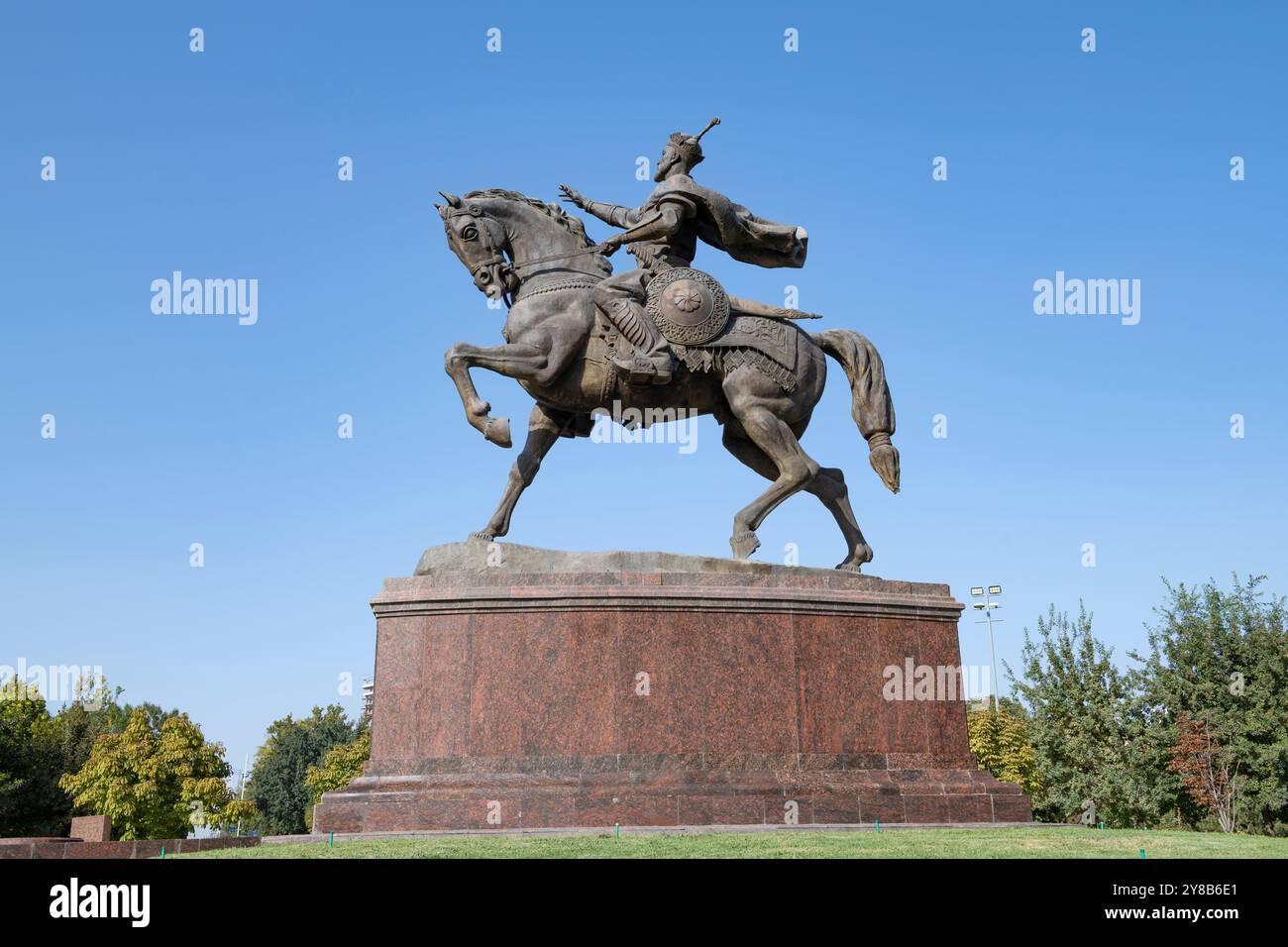 TASCHKENT, USBEKISTAN - 15. SEPTEMBER 2022: Denkmal für Tamerlan (Amir Timur) an einem sonnigen Septembernachmittag. Seitenansicht Stockfoto