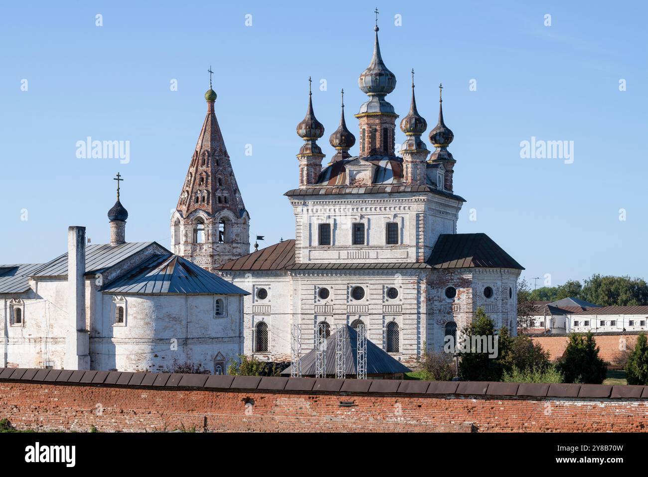 Alte Kathedrale von St. Michael Erzengel mit einem Glockenturm an einem sonnigen Septemberabend. St. Michael der Erzengelkloster, Jurjew-Polsky Stockfoto