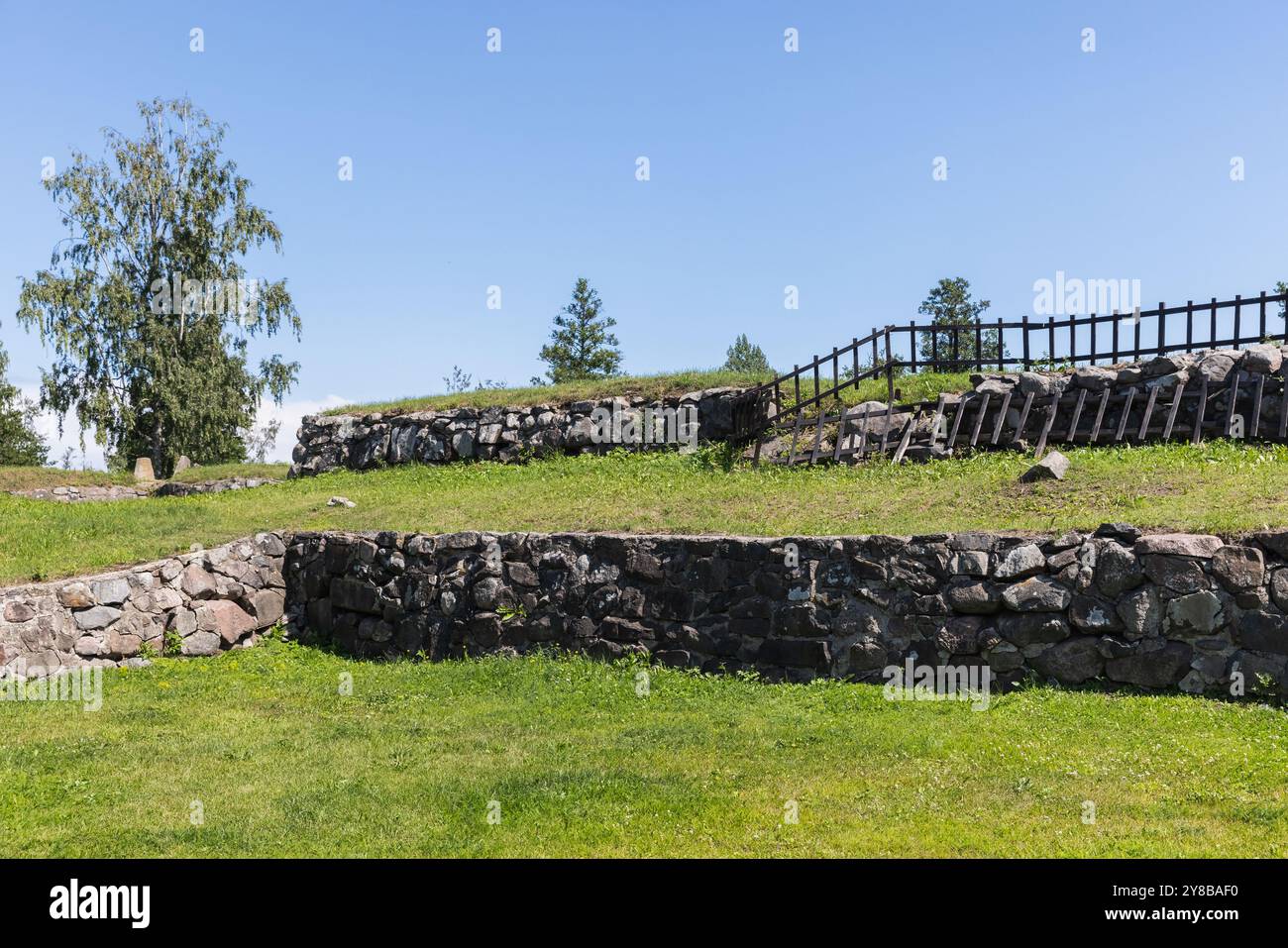 Sommerlandschaft mit Steinmauern der Festung Korela an einem sonnigen Sommertag. Dies ist eine mittelalterliche Festung in der Stadt Priozersk, Russland Stockfoto