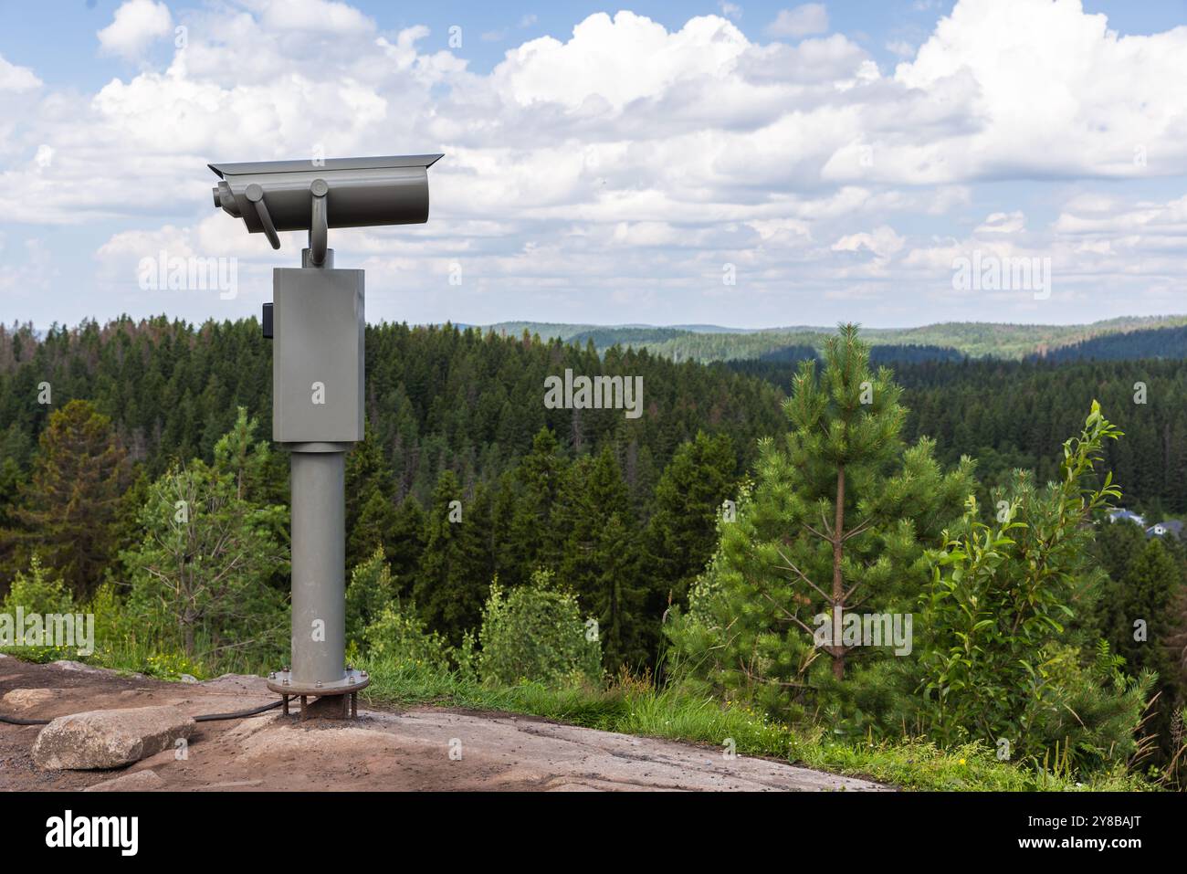 Sommer Berglandschaft mit touristischem Fernglas auf der Spitze des Paasonvuori-Berges, Sortavala, Russland Stockfoto