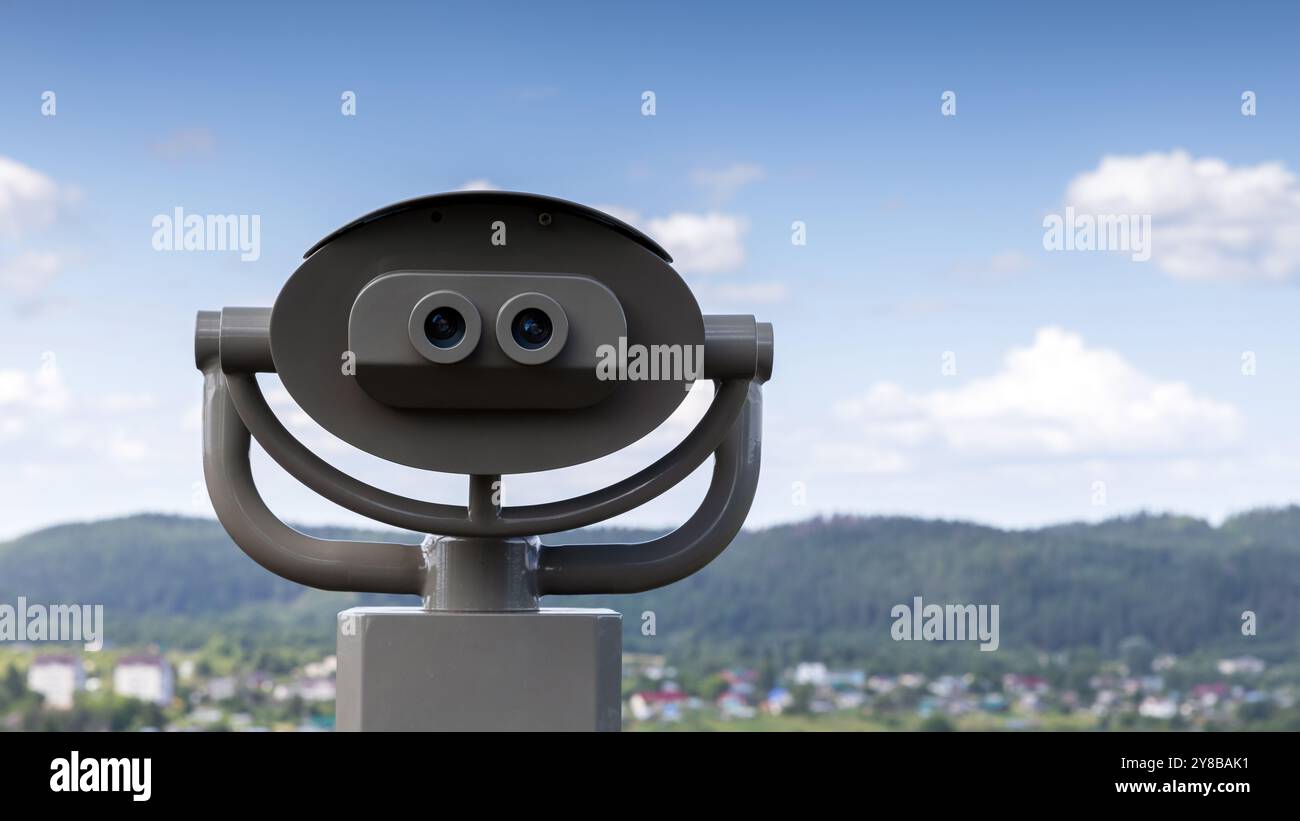 Fernglas-Teleskop für Touristen, montiert auf der Spitze des Paasonvuori-Berges, Sortavala, Russland Stockfoto