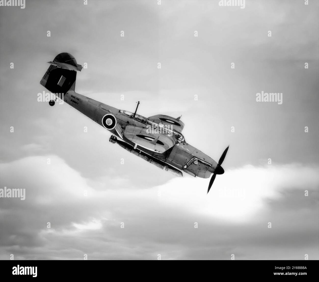 Ein Fairey Barracuda Mk II, ein britischer Trägertorpedo- und Tauchbomber, das erste Flugzeug seines Typs, das von der Royal Navy betrieben wird und vollständig aus Metall gefertigt wurde. Die Mk I-Version wurde als Ersatz für die Fairey Albacore Biplane entwickelt und war unterleistungsfähig. Der Mk II hatte jedoch stärkere Rolls-Royce-Motoren. Die Barracuda nahm an zahlreichen Flugzeugoperationen während des Konflikts Teil: Atlantik, Mittelmeer und Pazifik gegen die Deutschen, Italiener und Japaner Stockfoto