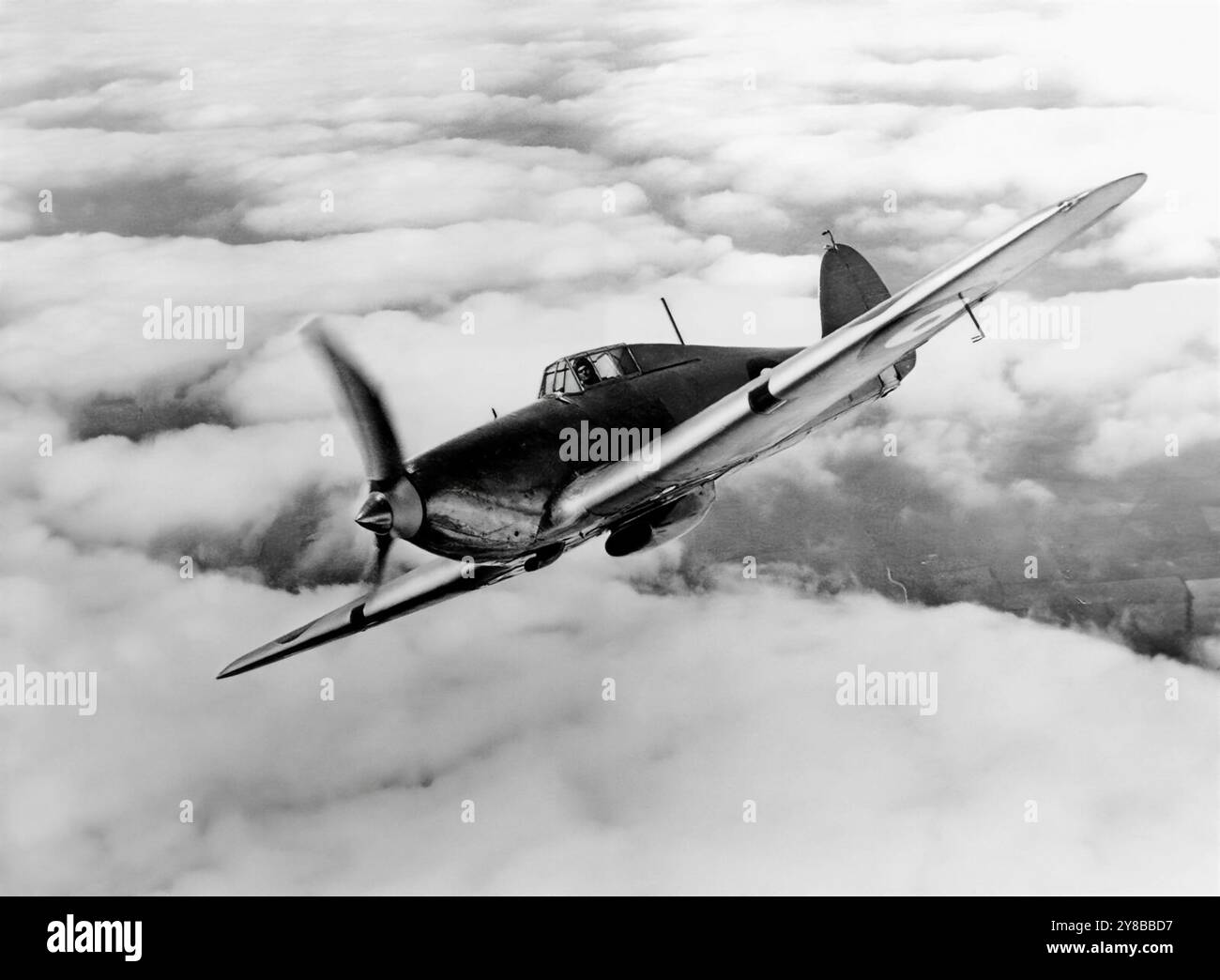 Ein Prototyp des Hawker Hurricane, ein britisches einsitziges Kampfflugzeug der 1930er–40er Jahre, das für den Einsatz bei der Royal Air Force entwickelt wurde. Sie verursachte 60 % der Verluste, die die Luftwaffe in der Schlacht um Großbritannien erlitten hatte, und kämpfte in allen wichtigen Schauplätzen des Zweiten Weltkriegs. Der Hurricane wurde in mehreren Versionen entwickelt: Bomber-Abfangjäger, Kampfflugzeuge und Bodenunterstützungsflugzeuge sowie Jagdflugzeuge. Stockfoto