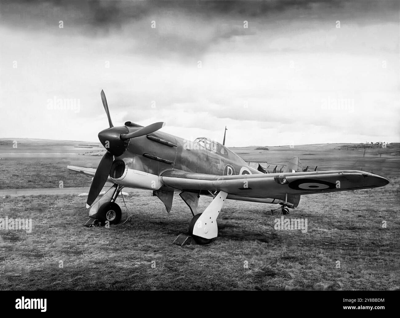 Ein Hawker Tornado auf dem Flugplatz in Boscombe unten in Wiltshire, England. Die Tornado war ein britisches einsitziges Kampfflugzeug aus dem Zweiten Weltkrieg für die Royal Air Force als Ersatz für den Hawker Hurricane. Die geplante Produktion von Tornados wurde eingestellt, nachdem sich der Rolls-Royce Vulture als unzuverlässig erwiesen hatte. Stockfoto