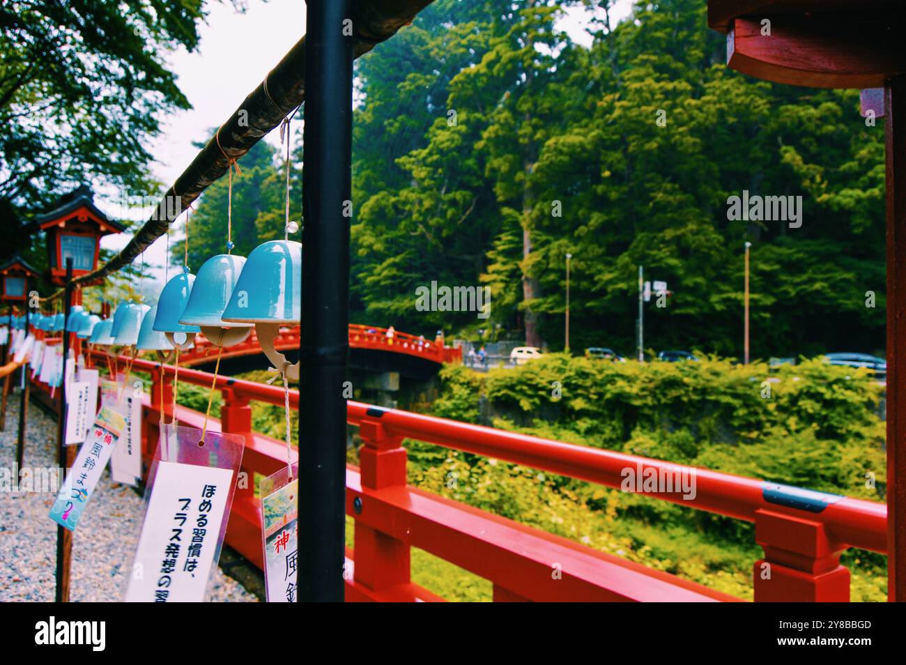 Tochigi, Nikko: Die berühmte Shinkyo-Brücke, die zum UNESCO-Weltkulturerbe gehört, umrahmt den Eingang zum Futarasan-Schrein mit seinem leuchtenden roten Tori Stockfoto