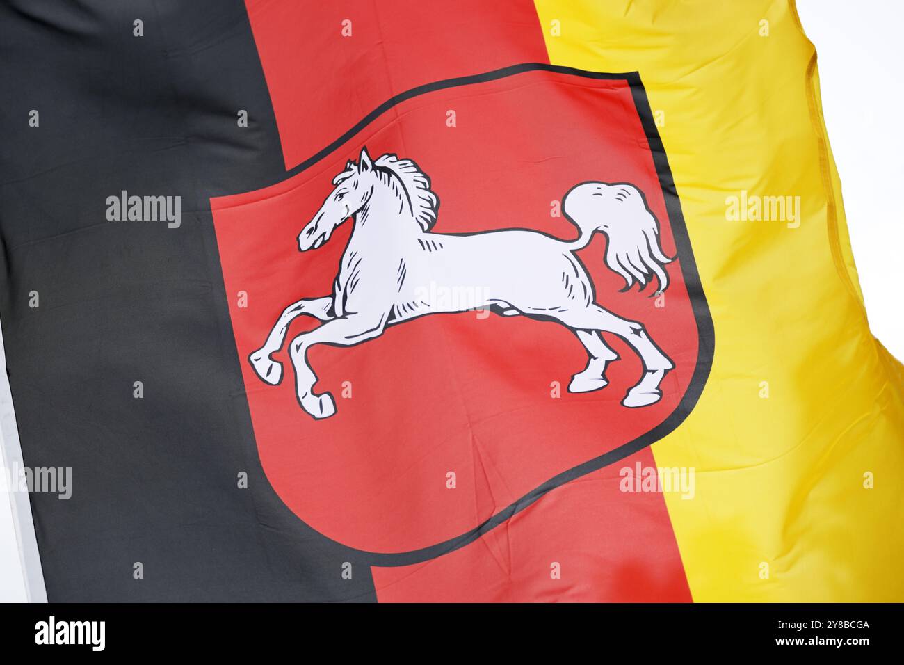 Wehende Flagge des Bundeslandes Niedersachsen, Wehende Fahne des deutschen Bundeslandes Niedersachsen Stockfoto