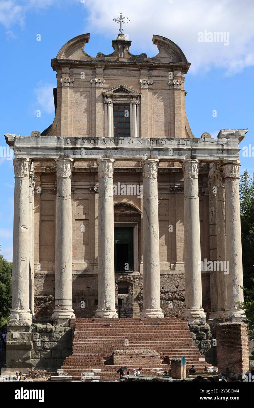 Tempel von Antoninus und Faustina und Chiesa di San Lorenzo degli Speziali in Miranda, Forum Romanum, Rom, Italien Stockfoto