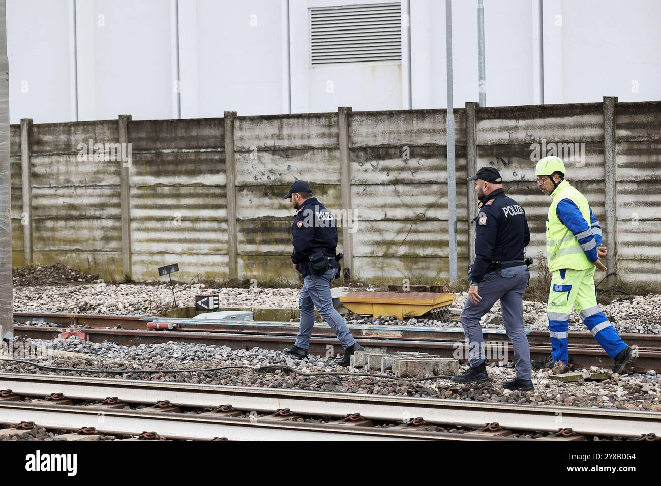 Bologna, Italien. Oktober 2024. Bologna, operaio morto travolto all'alba da un Intercity nella tratta Bologna Venezia, polizia e personale rfi effettuano il sopralluogocronaca, 4 Ottobre 2024 ( Foto Guido Calamosca/LaPresse 2024 ) Bologna, Arbeiter tot, als sie bei Sonnenaufgang von einer Intercity auf der Route Bologna-Venedig getroffen wurden, führen Polizei und RFI-Mitarbeiter die Inspektionsnachrichten, die Inspektionsnachrichten, die Inspektionsnachrichten, 4. September 2024, Calamogna Live-Presse (Foto: Lasca, Lasca-Presse) Stockfoto