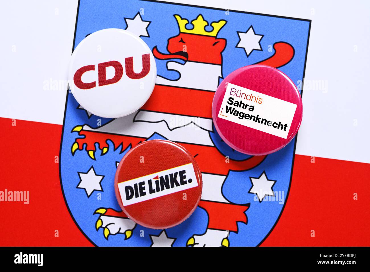 Parteiabzeichen von CDU, Allianz Sahra Wagenknecht und die Linke auf dem Wappen Thüringens, symbolisches Foto von Landtagswahl und Koalitionskonst Stockfoto