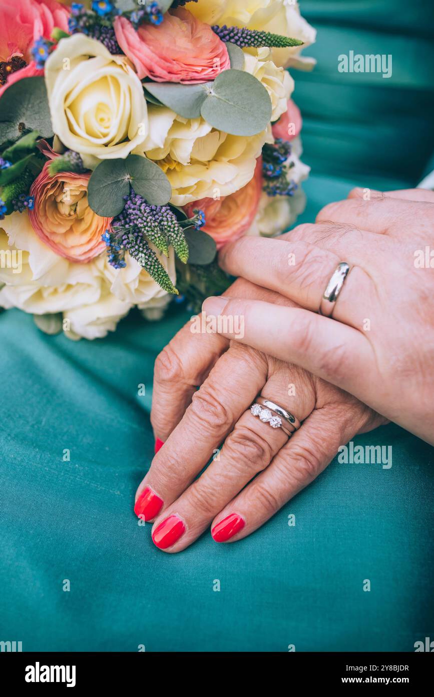 Ältere Braut und Bräutigam halten Hand mit Eheringen Stockfoto