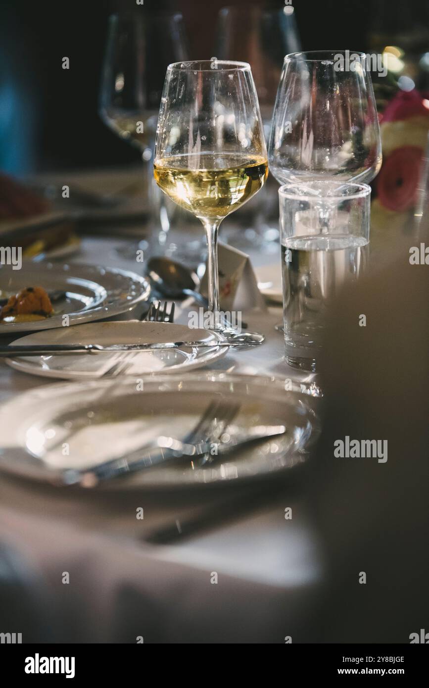 Weißes Schreien in Glas, beleuchtet auf dem Tisch für den Hochzeitsempfang Stockfoto
