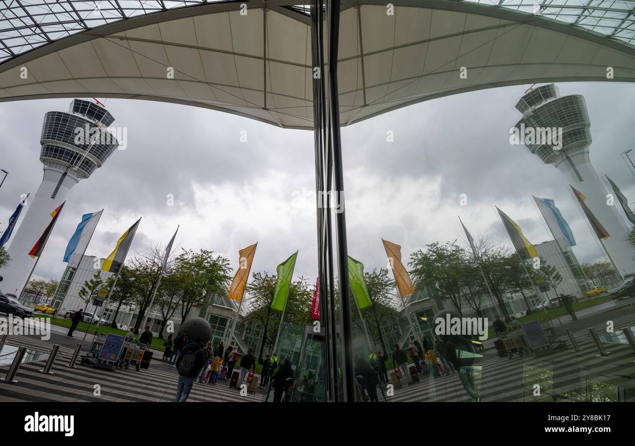 München, Deutschland. Oktober 2024. Der Turm spiegelt sich in einer Glasscheibe am Flughafen München wider. Ein technischer Fehler bei der deutschen Flugsicherung führte am Freitag zu Verzögerungen und Störungen im deutschen Luftraum. Quelle: Peter Kneffel/dpa/Alamy Live News Stockfoto