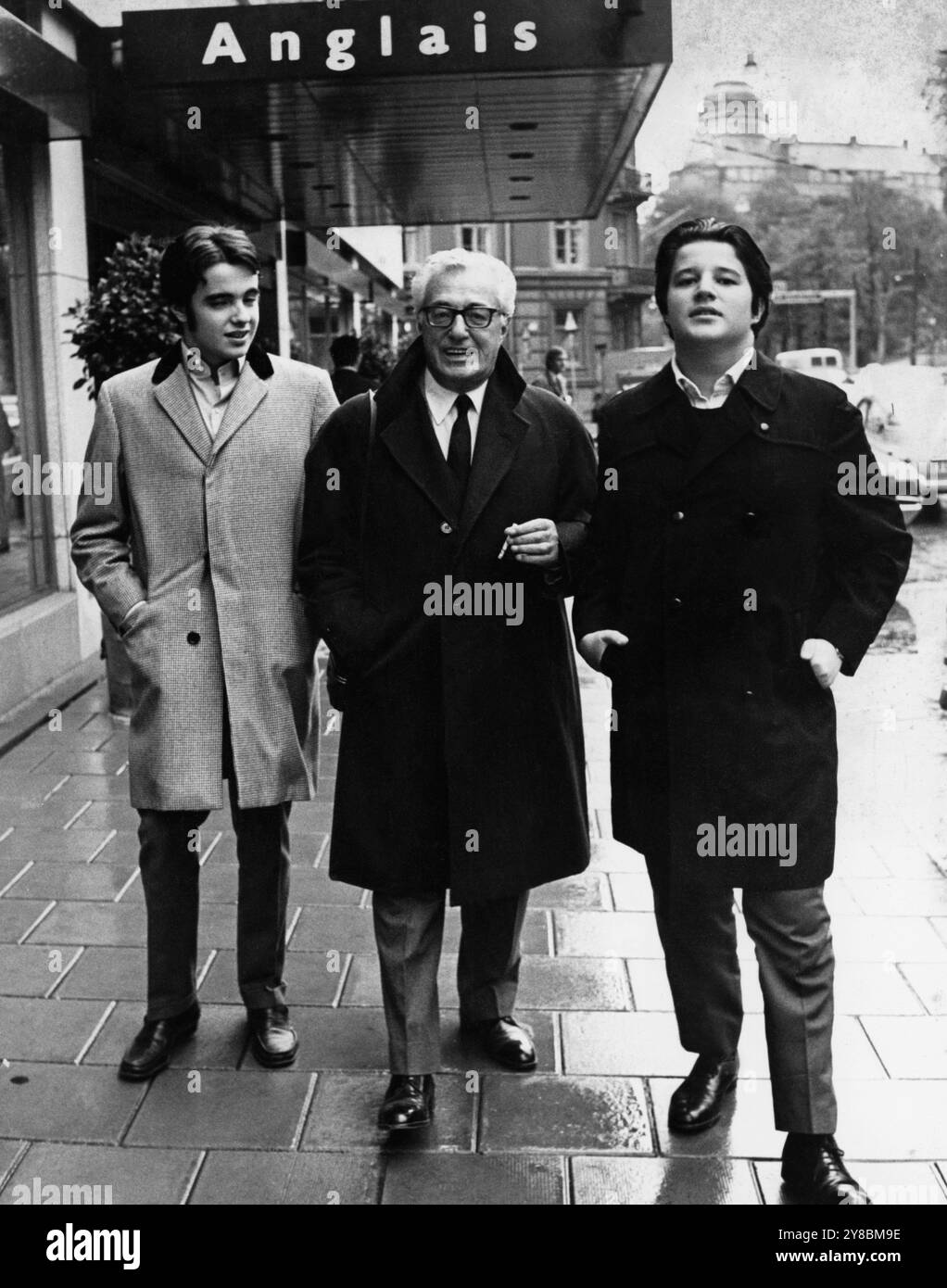 Vittorio de Sica (1901–1974), Regisseur und Schauspieler de Cine italiano, junto a sus hijos Manuel y Christian paseando por las calles de Estocolmo. Stockfoto