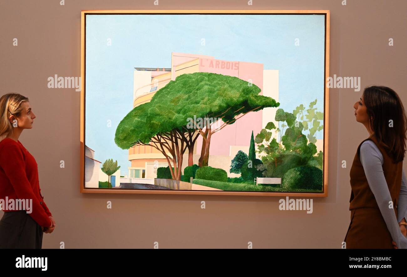 Geführt von David Hockneys sonnenverwöhntem Blick auf Südfrankreich in den 60er Jahren und einem von Andy Warhols erstmaligem Selbstporträt sowie einer zweiteiligen Ausstellung von Blue Chip moderner und zeitgenössischer Kunst mit Künstlern wie Kandinsky, Picasso, de Kooning, Warhol & Guston , Stormzys stichfeste Weste getragen in Glastonbury Desined by Banksy am 3-9. Oktober und Reise nach Paris für den 12-24. Oktober 2024 in London . Stockfoto