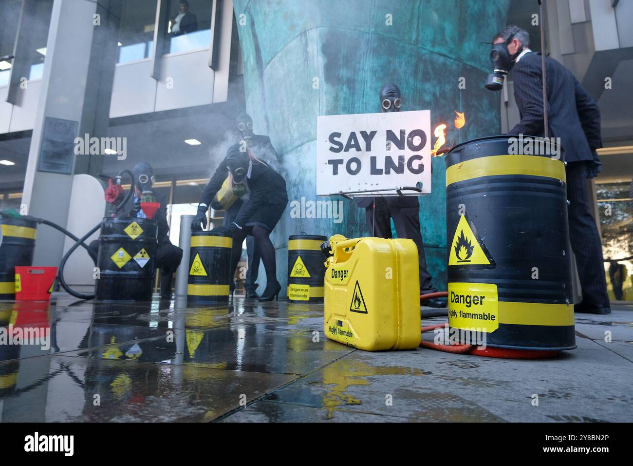 London, UK, 4. Oktober 2024. Ocean Rebellion veranstaltete am letzten Tag der Meetings des Marine Environment Protection Committee (MEPC) in der Internationalen Seeschifffahrtsorganisation (IMO) einen dramatischen Protest, um die UN-mitgliedsstaaten an ihre Verantwortung für die Meeresumwelt zu erinnern und die Schäden von Flüssiggas (LNG) in der Schifffahrtsindustrie hervorzuheben - wobei darauf hingewiesen wurde, dass Methanlecks aus Schiffen achtzigmal mehr schädlich sind als Kohlendioxid. Quelle: Eleventh Photography/Alamy Live News Stockfoto