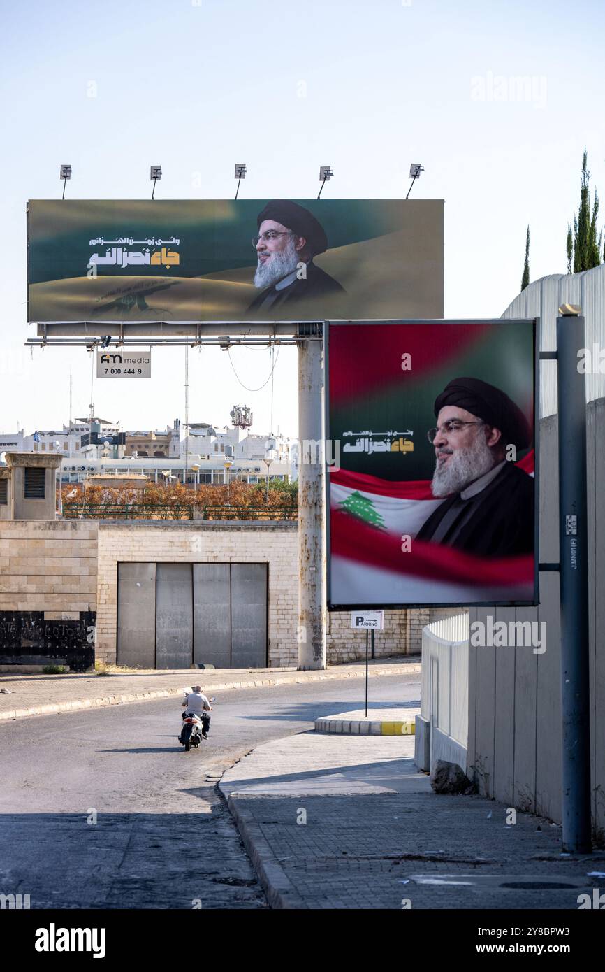 Beirut, Libanon. Oktober 2024. Neue Plakate und Plakate auf der Autobahn zwischen Downtown und Flughafen, am südlichen Vorort Beirut, grüßt Hassan Nasrallah-Führer, der vor einigen Tagen bei einem israelischen Luftangriff getötet wurde, am 4. Oktober 2024 in Beirut, Libanon. Foto: Ammar Abd Rabbo/ABACAPRESS. COM Credit: Abaca Press/Alamy Live News Stockfoto