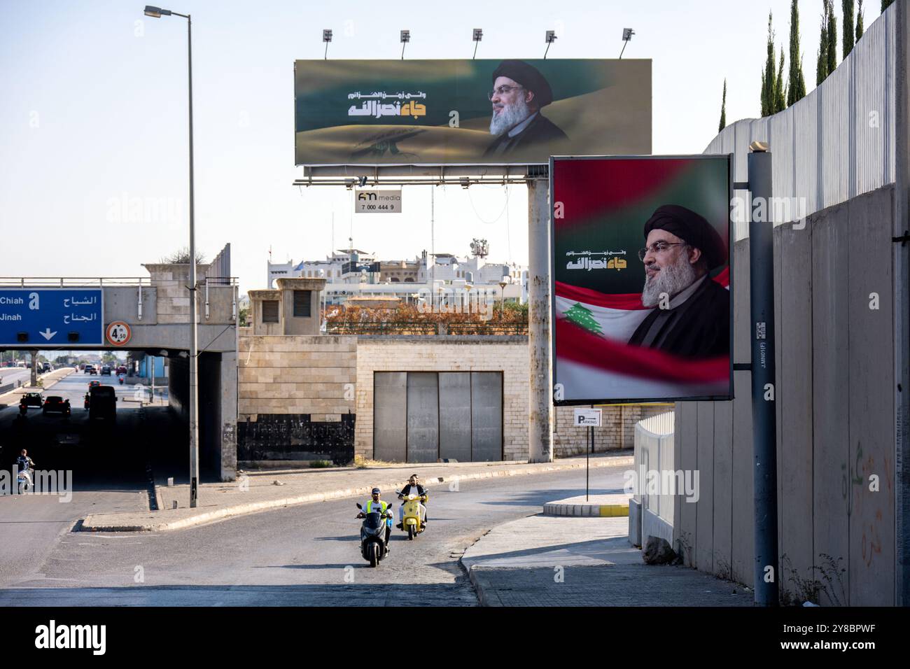 Beirut, Libanon. Oktober 2024. Neue Plakate und Plakate auf der Autobahn zwischen Downtown und Flughafen, am südlichen Vorort Beirut, grüßt Hassan Nasrallah-Führer, der vor einigen Tagen bei einem israelischen Luftangriff getötet wurde, am 4. Oktober 2024 in Beirut, Libanon. Foto: Ammar Abd Rabbo/ABACAPRESS. COM Credit: Abaca Press/Alamy Live News Stockfoto