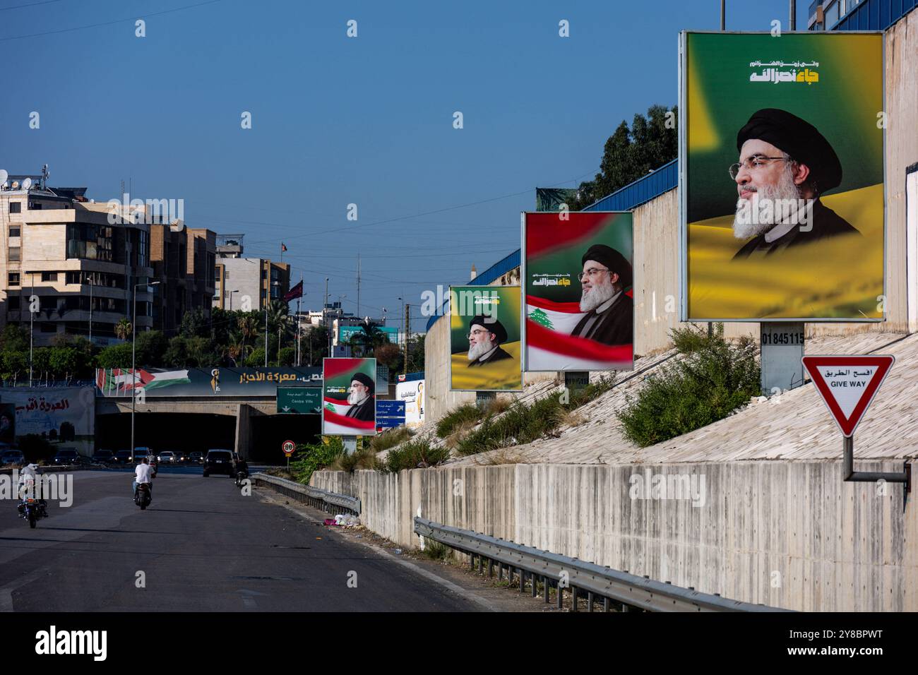 Beirut, Libanon. Oktober 2024. Neue Plakate und Plakate auf der Autobahn zwischen Downtown und Flughafen, am südlichen Vorort Beirut, grüßt Hassan Nasrallah-Führer, der vor einigen Tagen bei einem israelischen Luftangriff getötet wurde, am 4. Oktober 2024 in Beirut, Libanon. Foto: Ammar Abd Rabbo/ABACAPRESS. COM Credit: Abaca Press/Alamy Live News Stockfoto