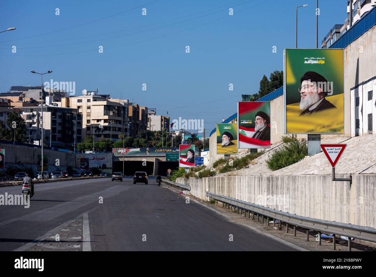 Beirut, Libanon. Oktober 2024. Neue Plakate und Plakate auf der Autobahn zwischen Downtown und Flughafen, am südlichen Vorort Beirut, grüßt Hassan Nasrallah-Führer, der vor einigen Tagen bei einem israelischen Luftangriff getötet wurde, am 4. Oktober 2024 in Beirut, Libanon. Foto: Ammar Abd Rabbo/ABACAPRESS. COM Credit: Abaca Press/Alamy Live News Stockfoto