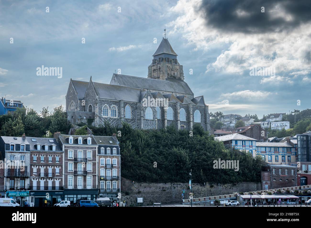 Le Treport, Frankreich - 09 16 2024: Blick auf die Kirche Saint-Jacques und den Kai Francois 1er vom Hafen Stockfoto