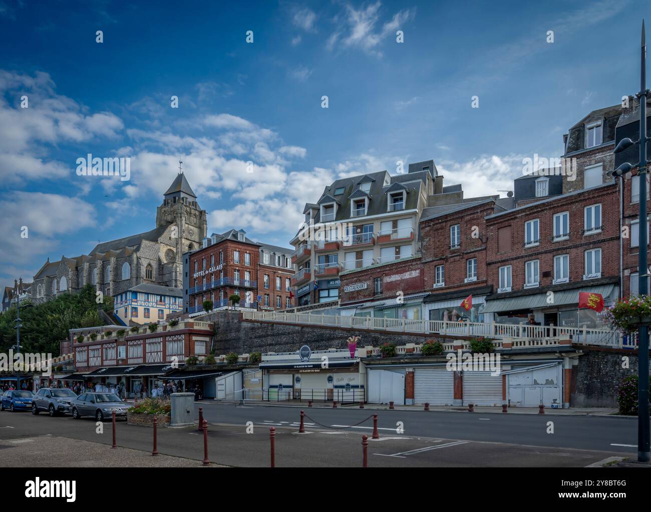 Le Treport, Frankreich - 09 16 2024: Blick auf die Kirche Saint-Jacques und den Kai Francois 1er vom Hafen Stockfoto
