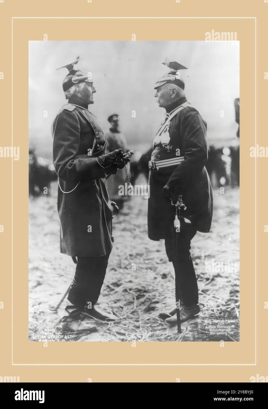 Graf Gottlieb von Haeseler, 1836-1919, abendfüllendes Porträt, stehend, mit Graf Ferdinand von Zeppelin, 1838-1917, 190-?, 1 Fotodruck. Stockfoto