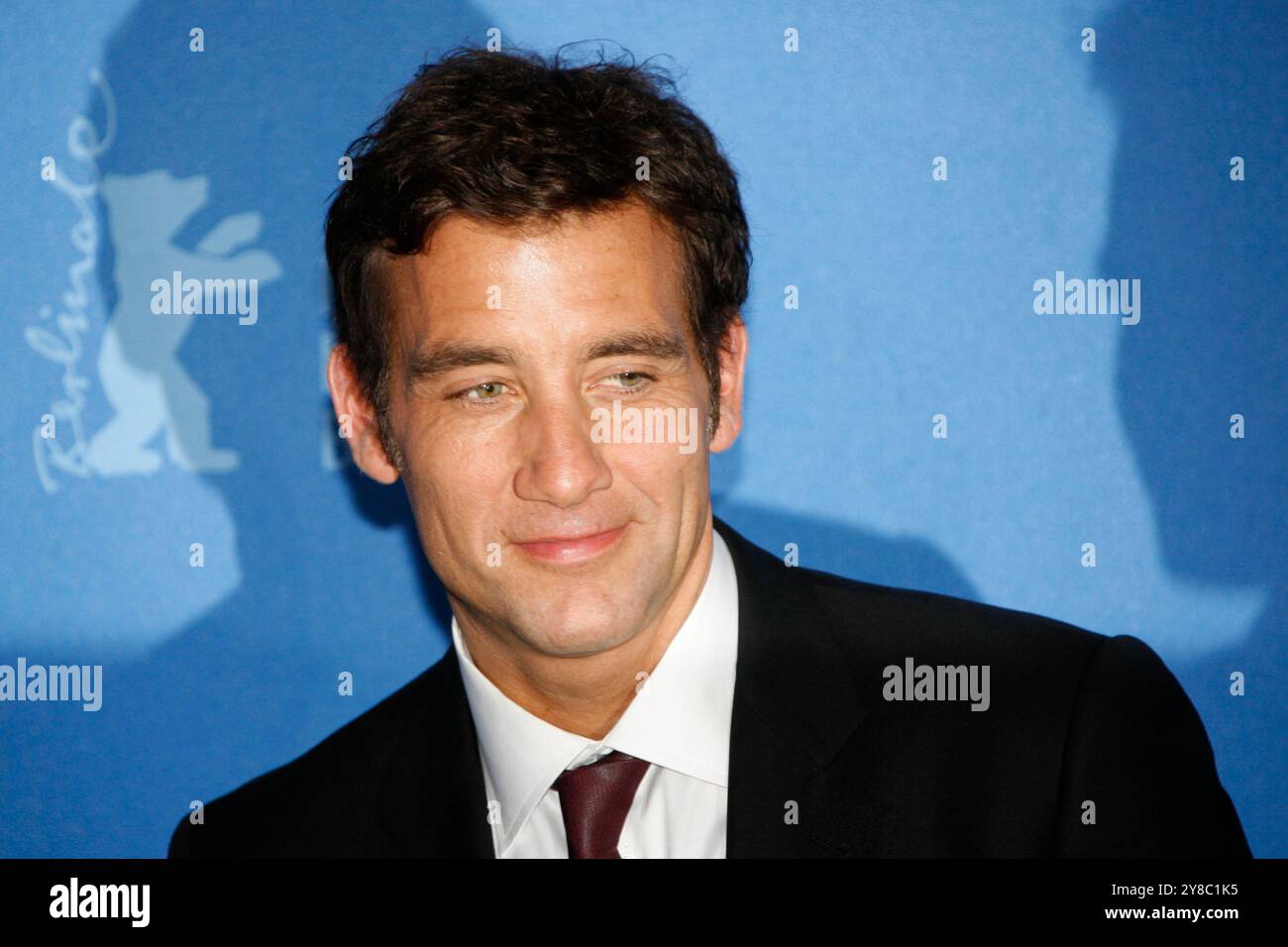 ARCHIVFOTO: Clive OWEN wird am 3. Oktober 2024 60 Jahre alt, Fotoruf "der internationale" Schauspieler Clive OWEN, Porträt, Wettbewerb außerhalb des Wettbewerbs Fotoruf, Fotosession, Pressekonferenz, Fotoruf, 59. Internationale Berliner Filmfestspiele vom 5. Bis 15. Februar 2009 in Berlin, Berlinale, 5. Januar 2009 ? SVEN SIMON, Prinzess-Luise-Str.41#45479 Muelheim/Ruhr#Tel.0208/9413250#Fax 0208/9413260#Kto 244 293 433 P ostbank E ssen BLZ 360 100 43#www.SvenSimon.net#e-mail:SvenSimon@t-online.de. Stockfoto