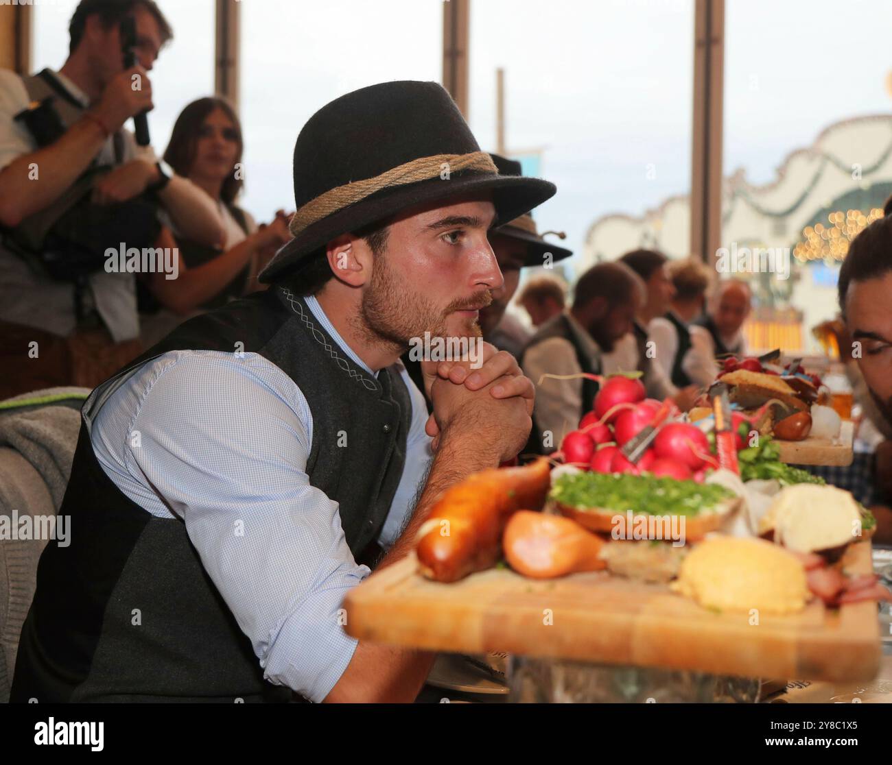 München, Deutschland, 01. Oktober 2024: Fussball, Herren, 3.Liga, Saison 2024/2025, TSV 1860 München, Wiesn, Wiesnbesuch, Oktoberfest, Hacker Festzelt Tim Danhof (TSV 1860 München) sitzt in Tracht Stockfoto