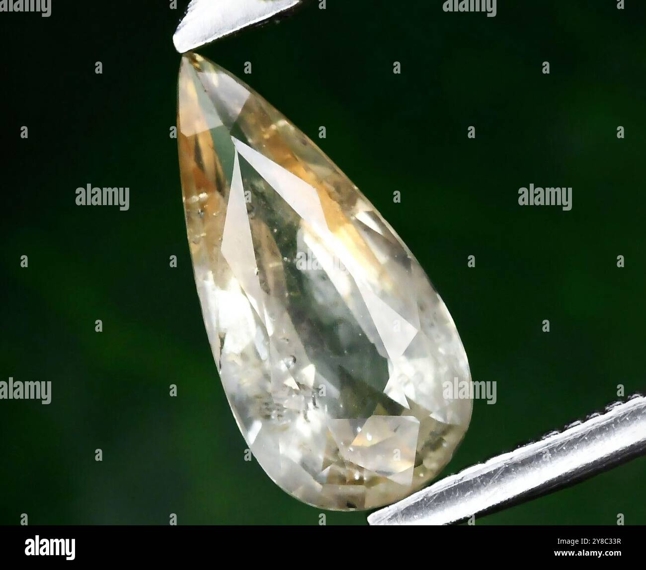 Atemberaubender transparenter Teardrop Edelstein mit komplexen Reflektionen und natürlichen Einschlüssen. Stockfoto