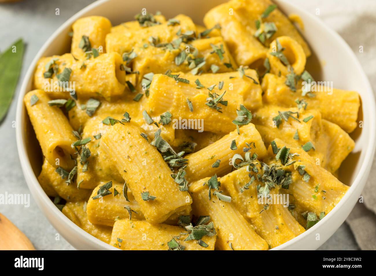 Hausgemachte Herbstbutternut-Kürbis-Pasta mit Salbei und Pfeffer Stockfoto