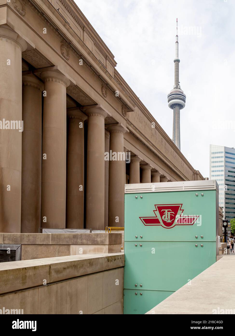 TTC-Schild an der Union Station mit CN-Turm im Hintergrund in Toronto. Stockfoto