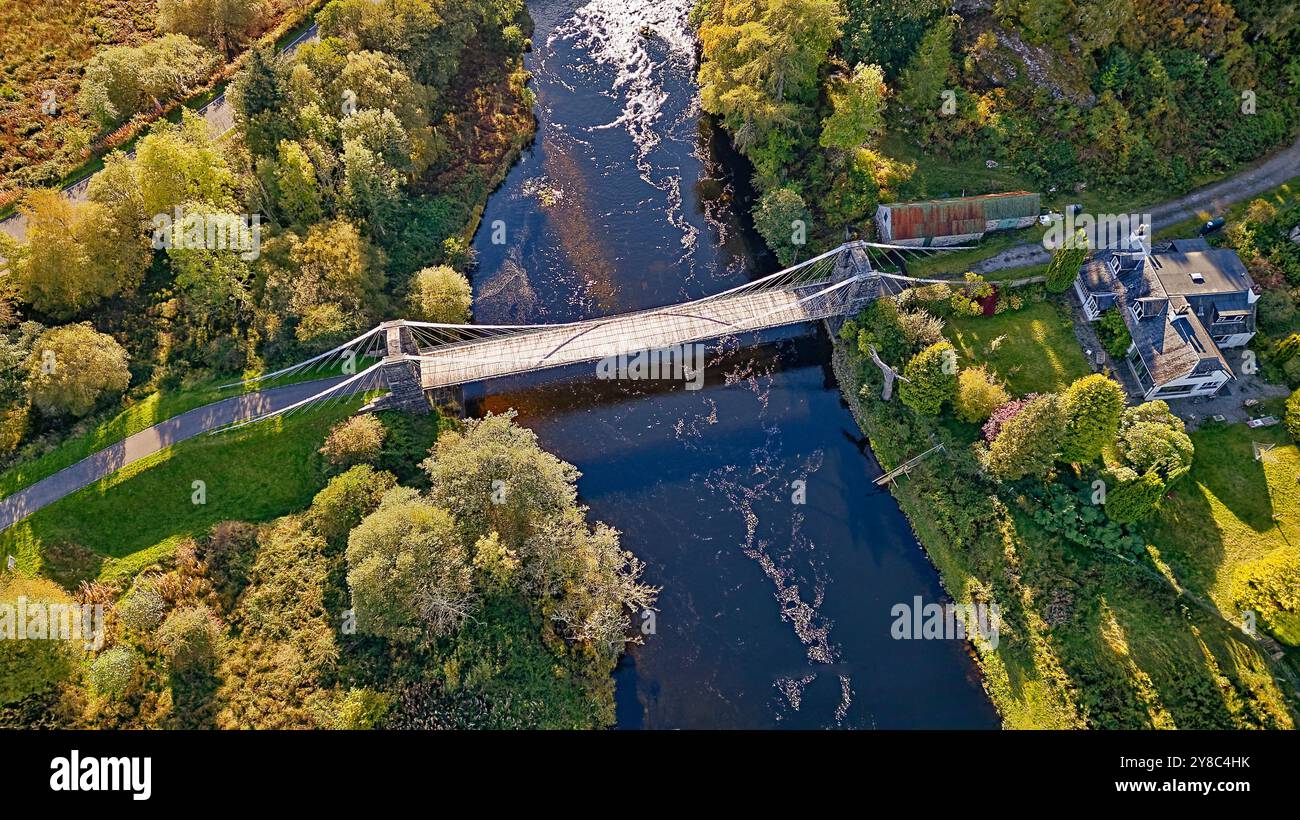 Bridge of Oich oder Victoria Bridge Aberchalder Scotland eine konische Hängebrücke über den Fluss im Spätsommer Stockfoto