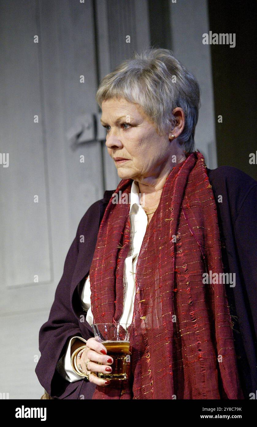 Judi Dench (Frances Beale) im ATEM DES LEBENS von David Hare im Theatre Royal Haymarket, London 15/10/2002 Bühnenbild: William Dudley Kostüme: Jenny Beavan Beleuchtung: Hugh Vanstone Regie: Howard Davies Stockfoto