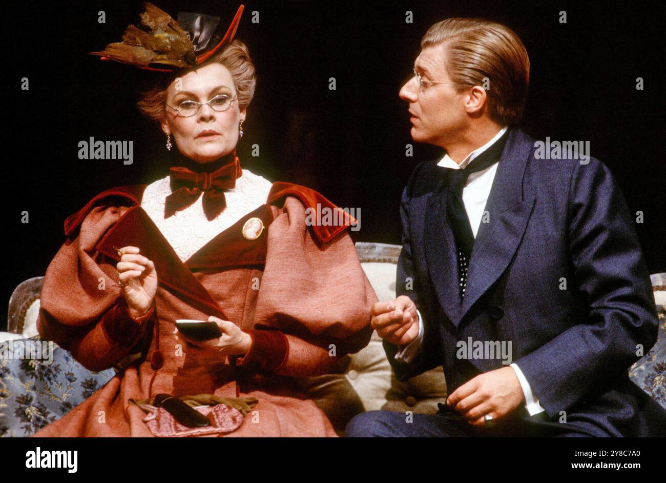 Judi Dench (Lady Bracknell), Martin Jarvis (John Worthing MP) in THE IMPORTANT OF BEING EARNEST von Oscar Wilde am Lyttelton Theatre, National Theatre (NT), London 16/09/1982 Design & Beleuchtung: John Bury Regie: Peter Hall Stockfoto