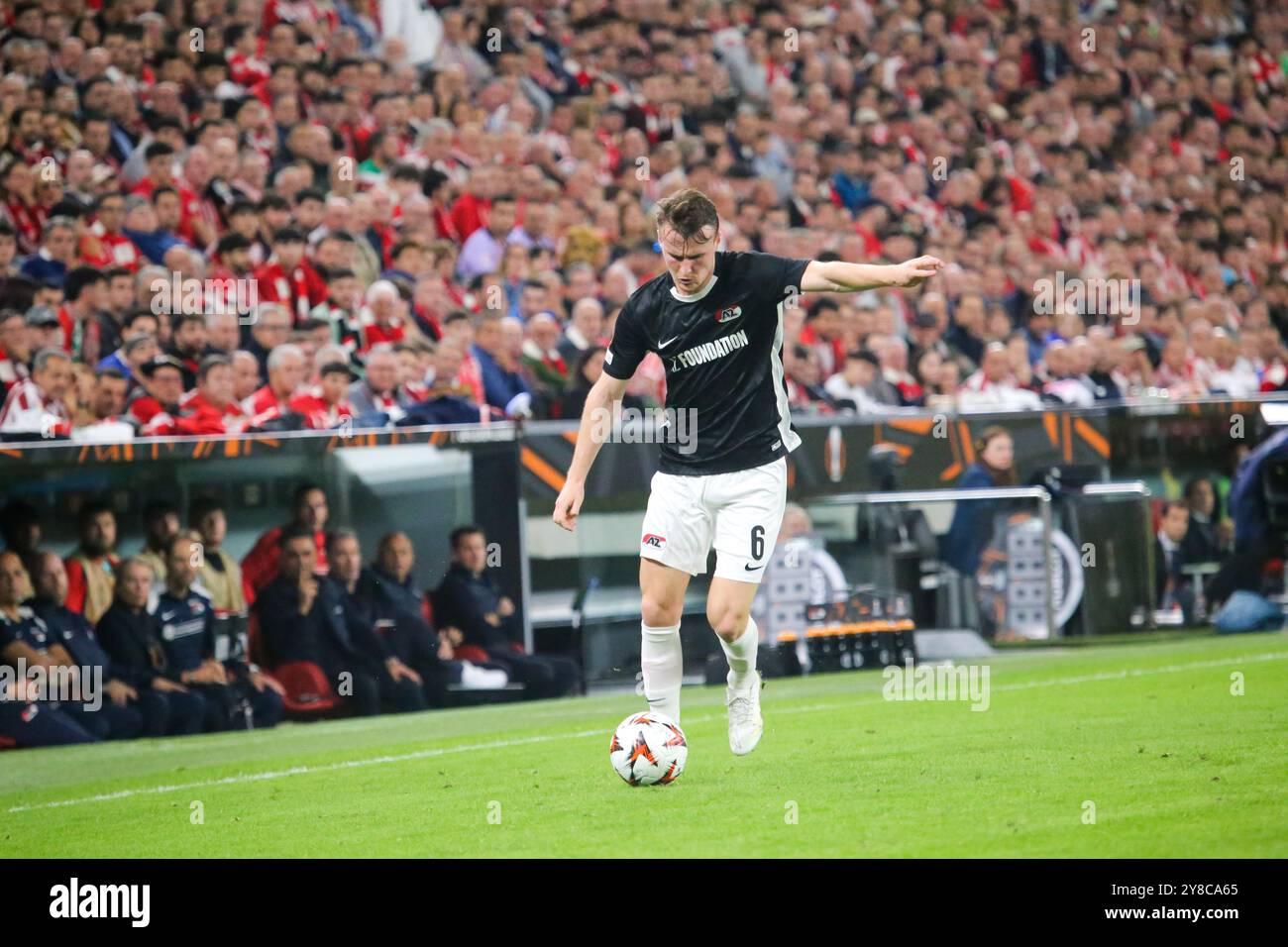 Bilbao, Spanien, 3. Oktober 2024: AZ Alkmaars Spieler Peer Koopmeiners (6) mit dem Ball beim Spiel der Gruppenrunde 2 der UEFA Europa League 2024-25 zwischen Athletic Club und AZ Alkmaar am 03. Oktober 2024 im San Mamés Stadium in Bilbao, Spanien. (Foto: Alberto Brevers/Pacific Press/SIPA USA) Stockfoto