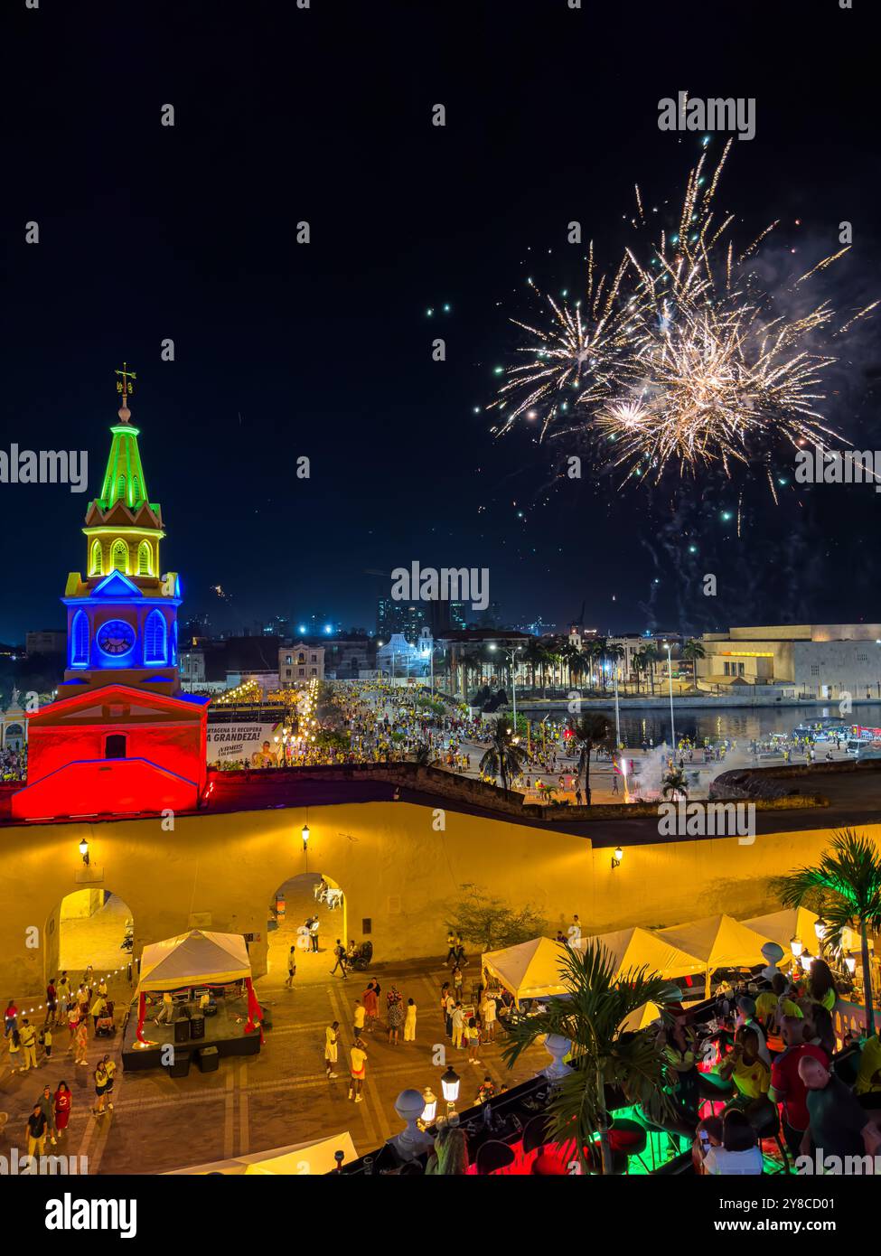 Wunderschöner Blick aus der Vogelperspektive auf die Stadt Cartagena in der von Kolonialmauern umgebenen Stadt und das Uhrturm-Denkmal Stockfoto