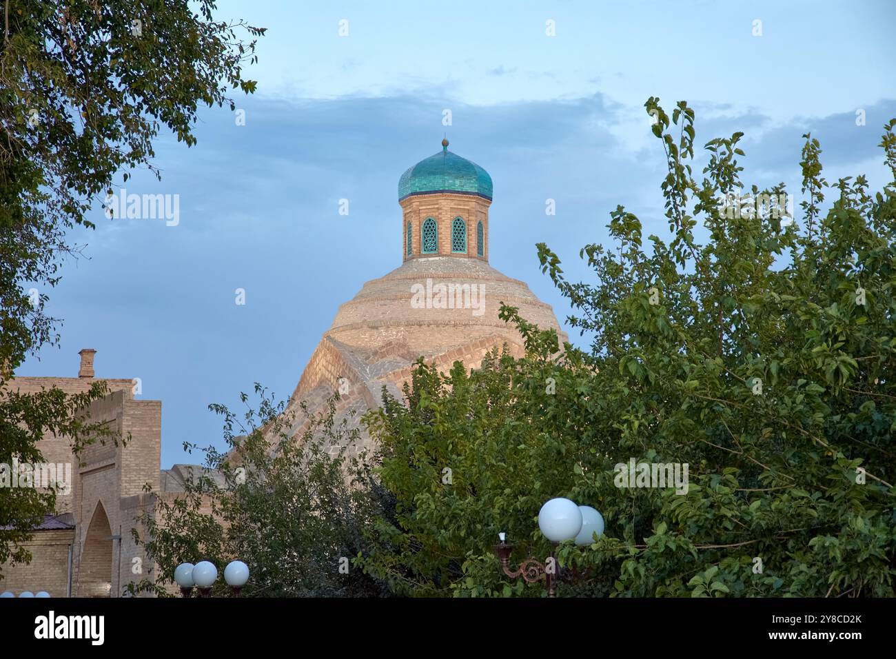 Der Toqi Sarrofon Dome, auch bekannt als der Dom der Geldwechsler, ist ein prominentes architektonisches Merkmal in Buchara, Usbekistan. Stockfoto