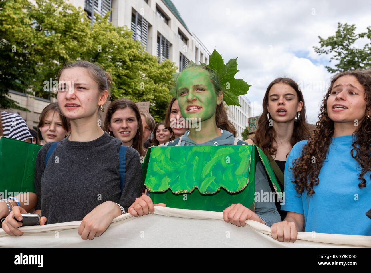 Berlin, Deutschland 31 Junge Aktivistin im grünen Kostüm repräsentiert Mutter Erde an der Spitze der Freitage für zukünftige Demonstrationen in Deutschland Stockfoto