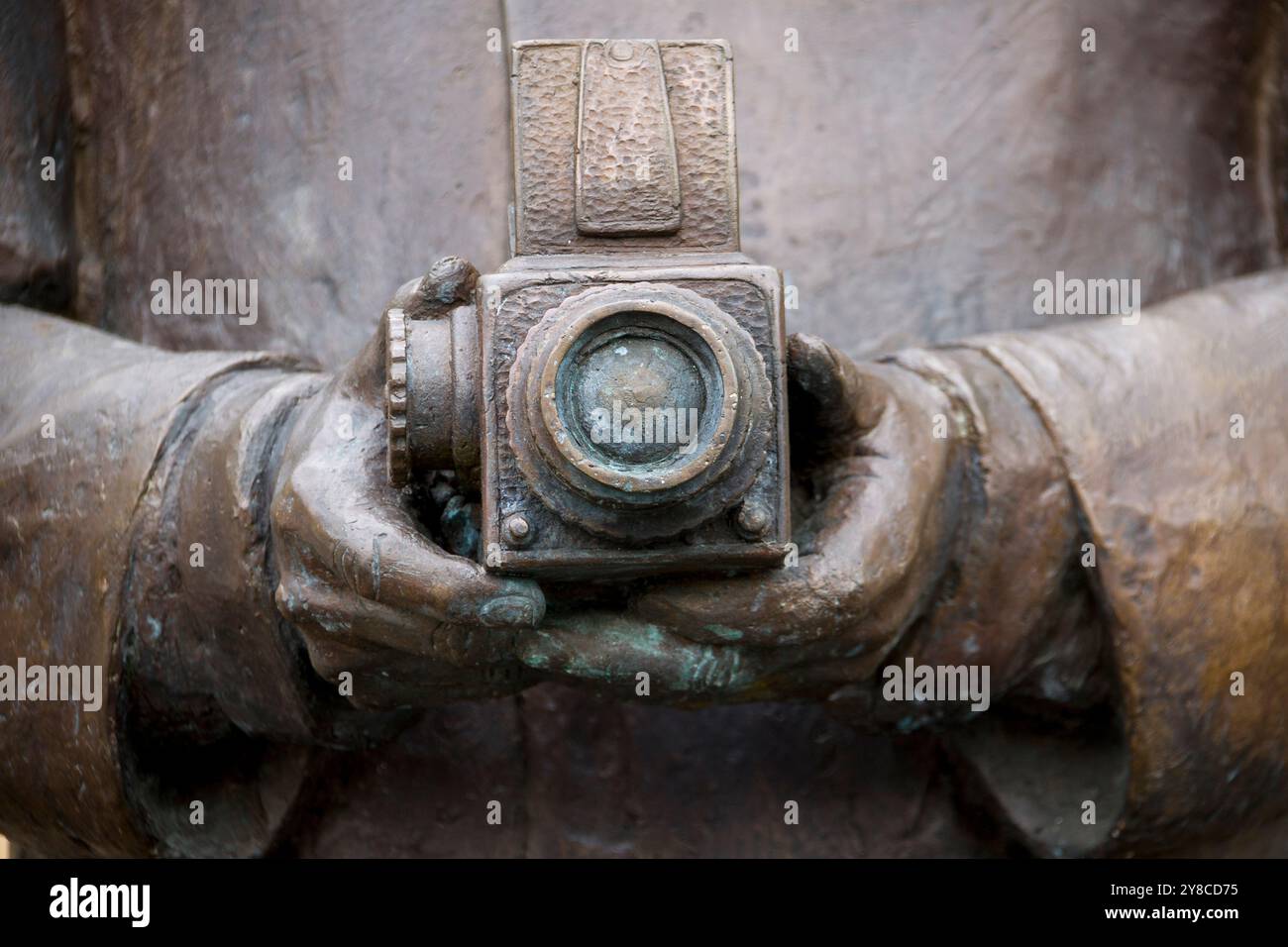 Göteborg, Schweden, 01-04-2010 Detail der Statue des schwedischen Bildhauers Ulf Celén, des Erfinders Victor Hasselblad, der eine seiner klassischen Kameras hält Stockfoto