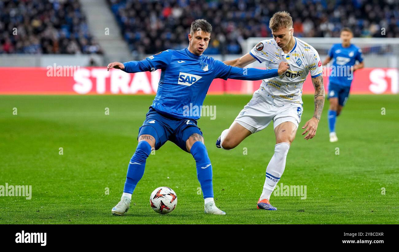 Sinsheim, Deutschland. Oktober 2024. v.li.: Adam Hlozek (Hoffenheim, 23), Volodymyr Brazhko (FC Dynamo Kiew, 6), Zweikampf, Spielszene, Duell, Duell, Tackle, Tackling, Dynamik, Action, Aktion, 03.10.2024, Sinsheim (Deutschland), Fussball, UEFA Europa League, GRUPPENPHASE, TSG 1899 HOFFENHEIM - DYNAMO KIEW, VORSCHRIFTEN VERBIETEN DIE VERWENDUNG VON FOTOGRAFIEN ALS BILDSEQUENZEN UND/ODER QUASI-VIDEO. Quelle: dpa/Alamy Live News Stockfoto