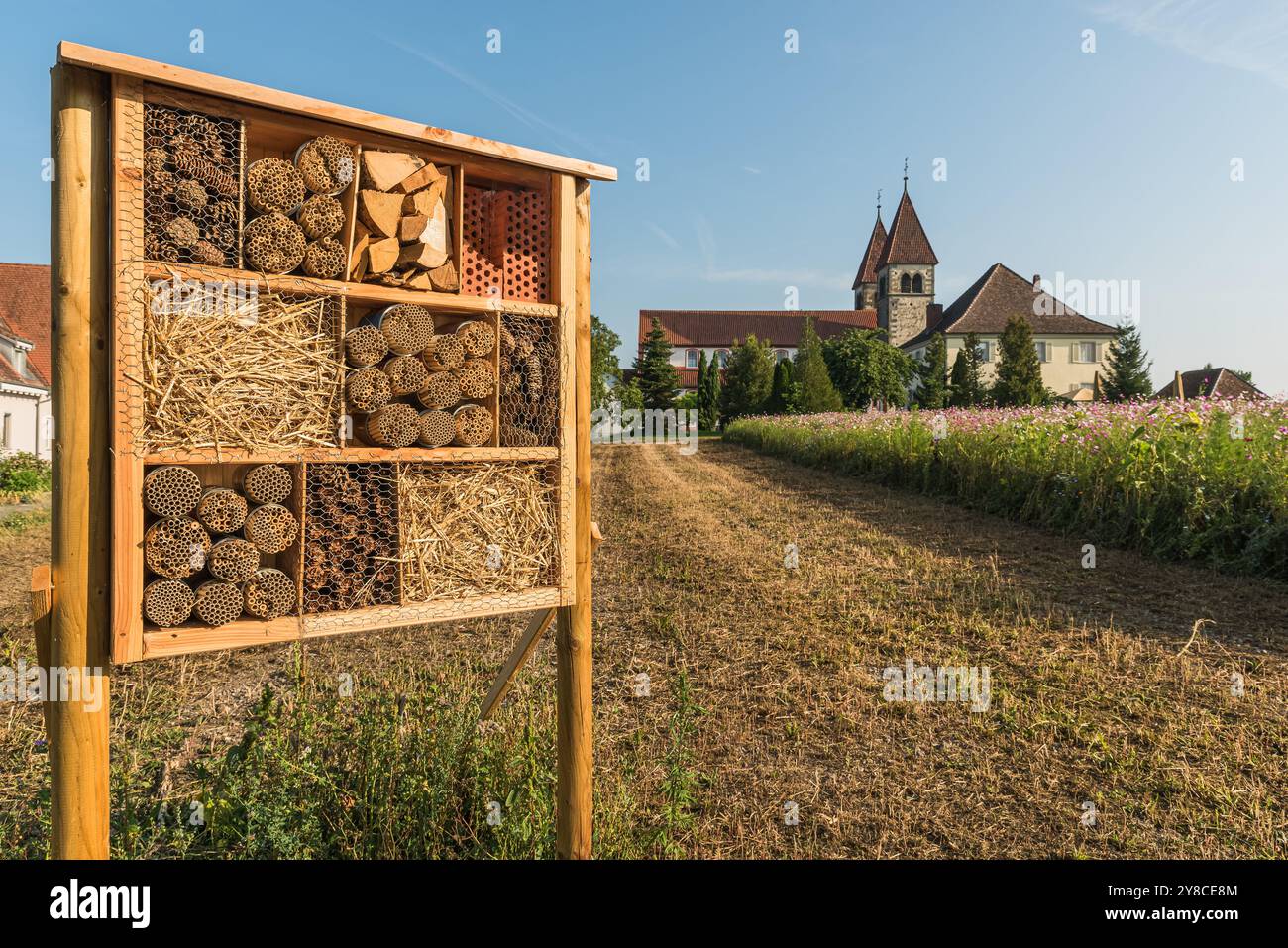 Insektenhotel, Insektenhotel, im Hintergrund die Kirche St. Peter und Paul, Insel Reichenau, Baden-Wuerttemberg, Deutschland Stockfoto